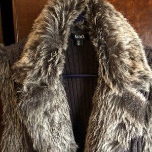 XOXO Faux Fur Lapel Cable Knit Sweater Vest. Preowned Size M Winter Must Have